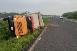 Vuelca tráiler en Carretera Nacional en Montemorelos; sin lesionados
