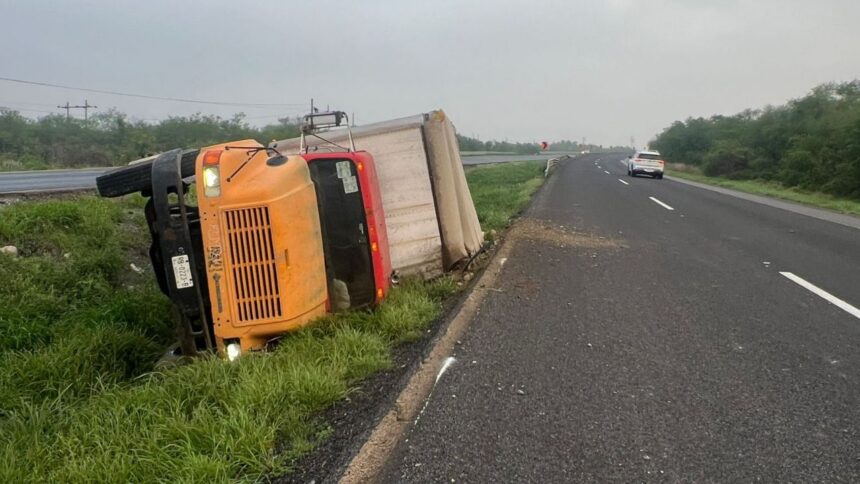 Vuelca tráiler en Carretera Nacional en Montemorelos; sin lesionados