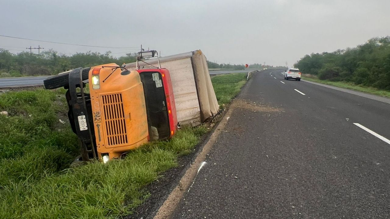 Vuelca tráiler en Carretera Nacional en Montemorelos; sin lesionados
