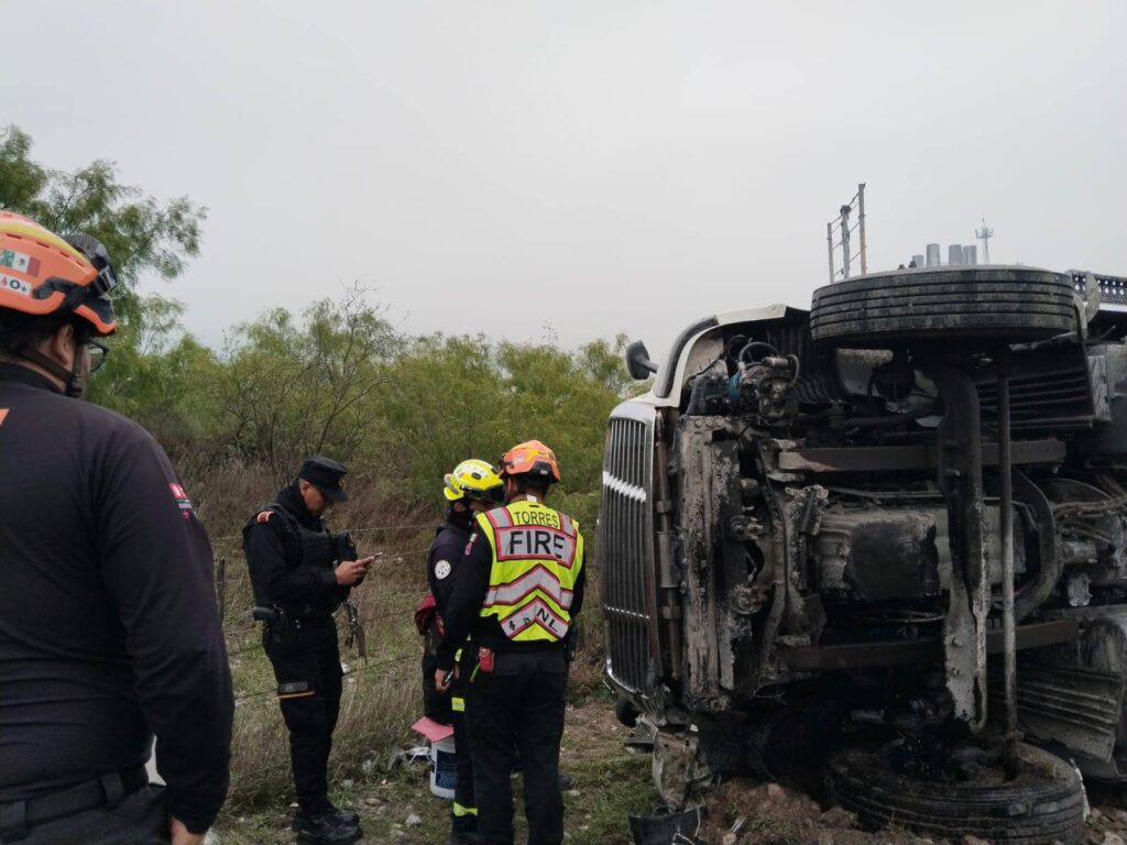 Vuelca pipa de leche en Monterrey–Saltillo; sin heridos