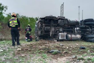 Vuelca pipa de leche en Monterrey–Saltillo; sin heridos