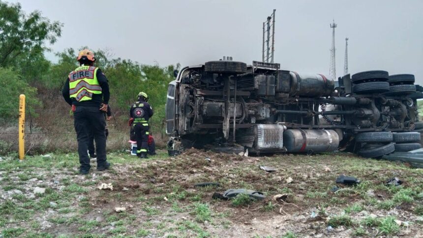 Vuelca pipa de leche en Monterrey–Saltillo; sin heridos
