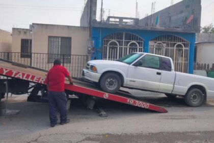 Captan a hombres tirando basura en lote baldío y les aseguran camioneta en Juárez