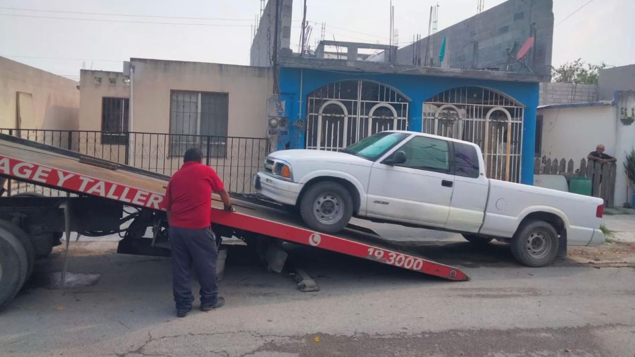 Captan a hombres tirando basura en lote baldío y les aseguran camioneta en Juárez