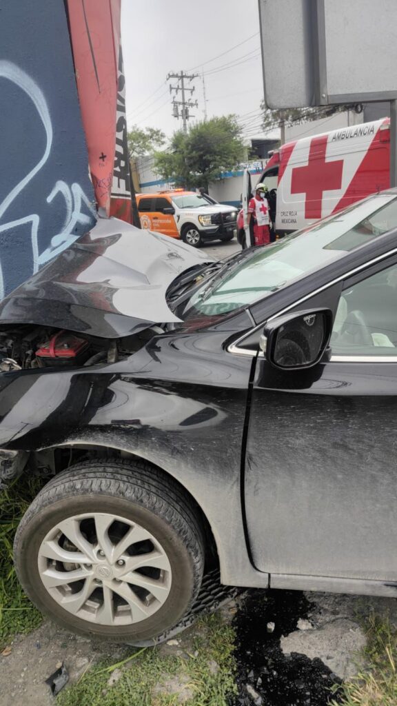 Auto termina incrustado en bodega en Monterrey en la colonia Venustiano Carranza