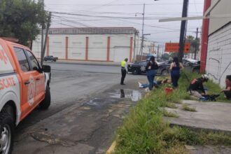 Auto termina incrustado en bodega en Monterrey en la colonia Venustiano Carranza