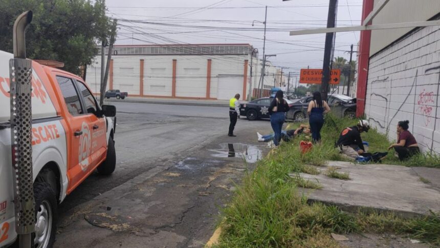 Auto termina incrustado en bodega en Monterrey en la colonia Venustiano Carranza