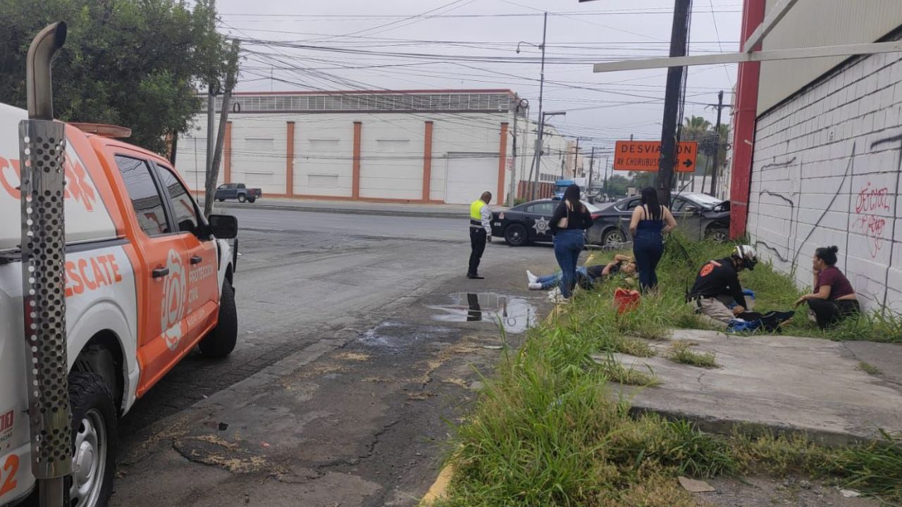 Auto termina incrustado en bodega en Monterrey en la colonia Venustiano Carranza