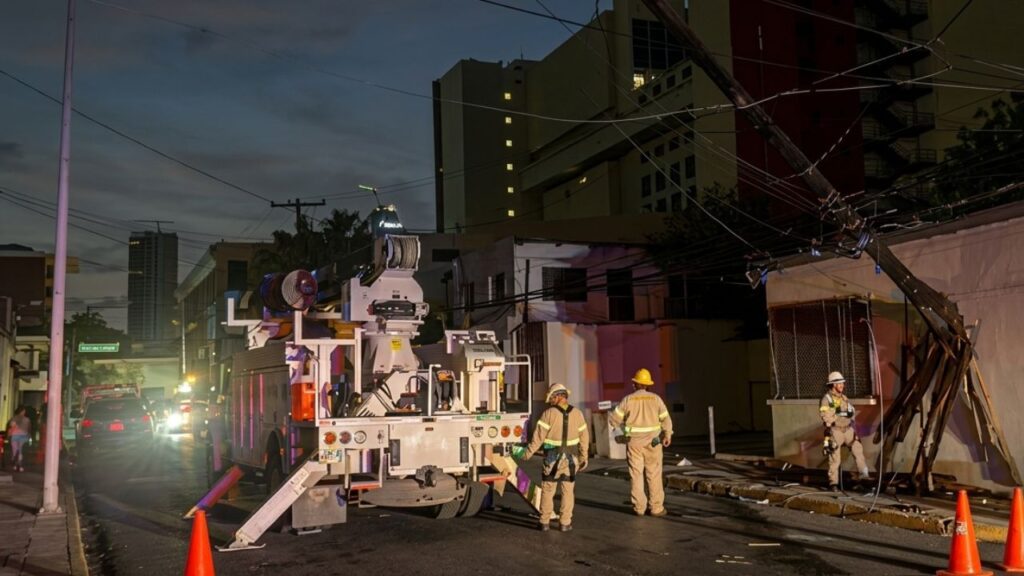 Camión urbano choca y se incrusta en negocio en Monterrey