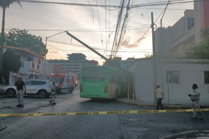 Camión urbano choca y se incrusta en negocio en Monterrey