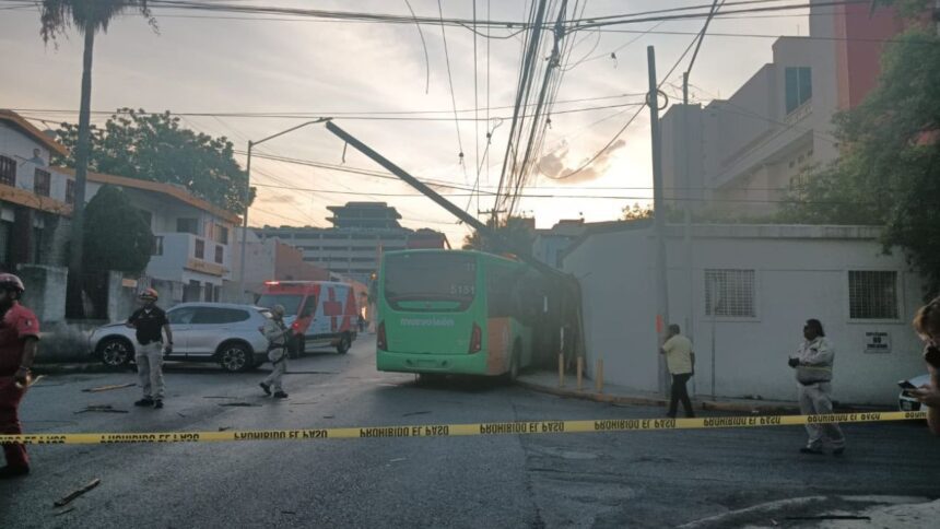 Camión urbano choca y se incrusta en negocio en Monterrey