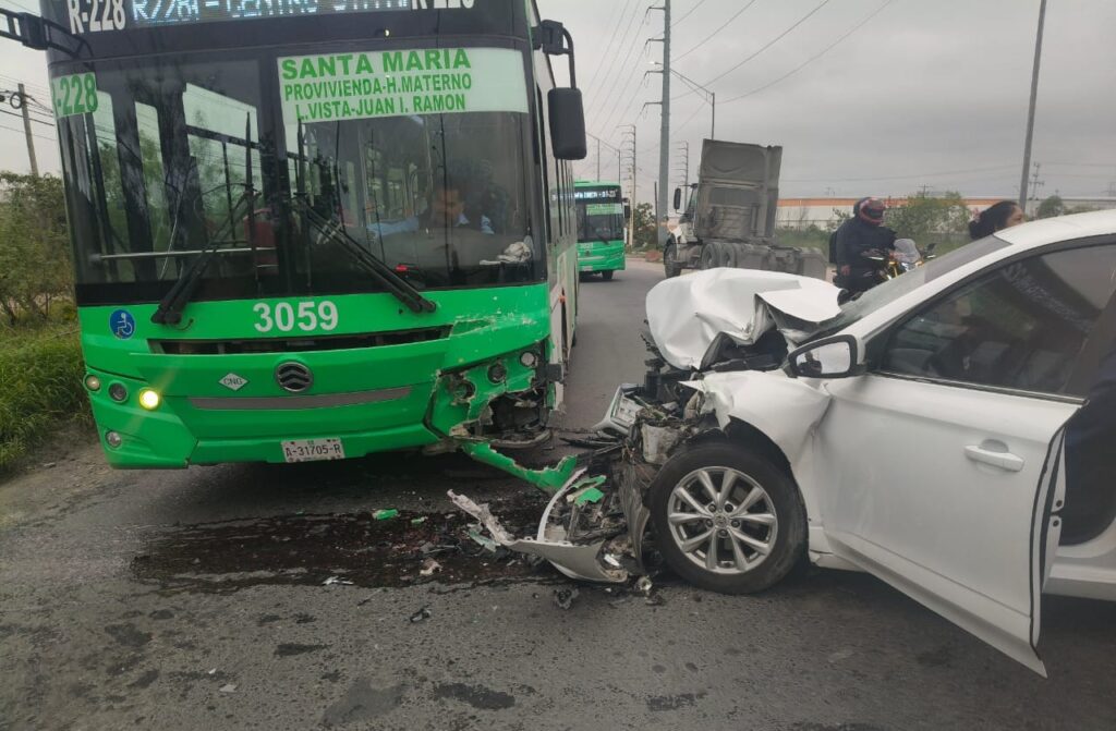 Choque entre auto y camión em Apodaca deja 4 heridos