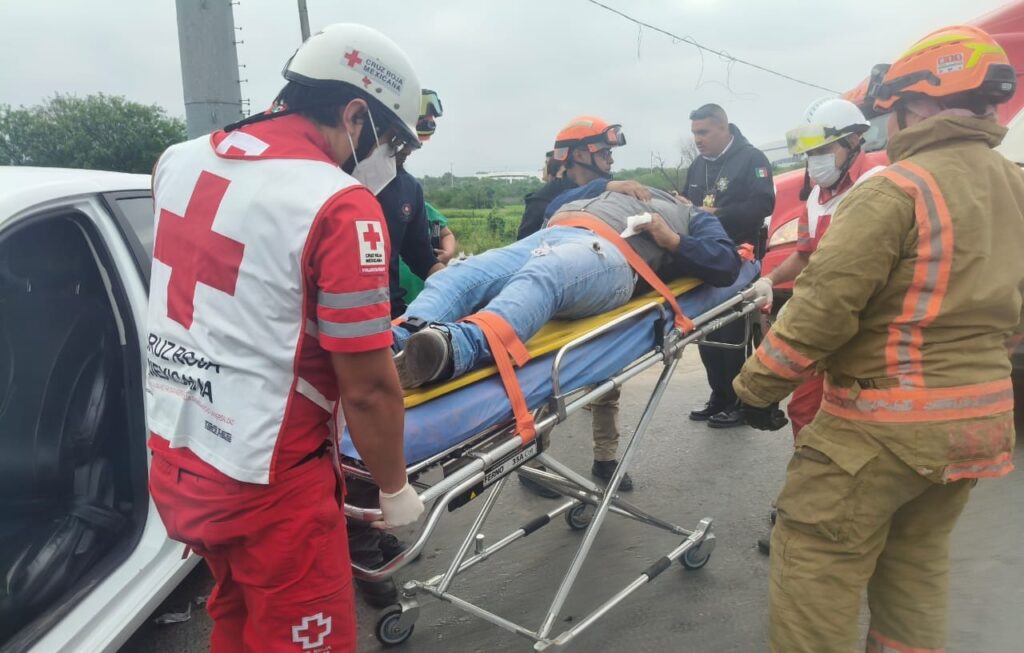 Choque entre auto y camión em Apodaca deja 4 heridos