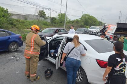 Choque entre auto y camión em Apodaca deja 4 heridos