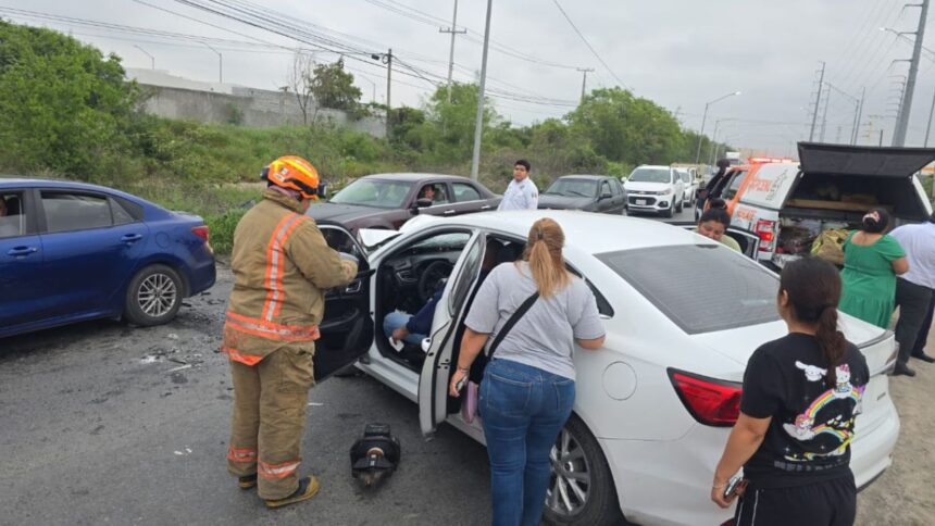 Choque entre auto y camión em Apodaca deja 4 heridos
