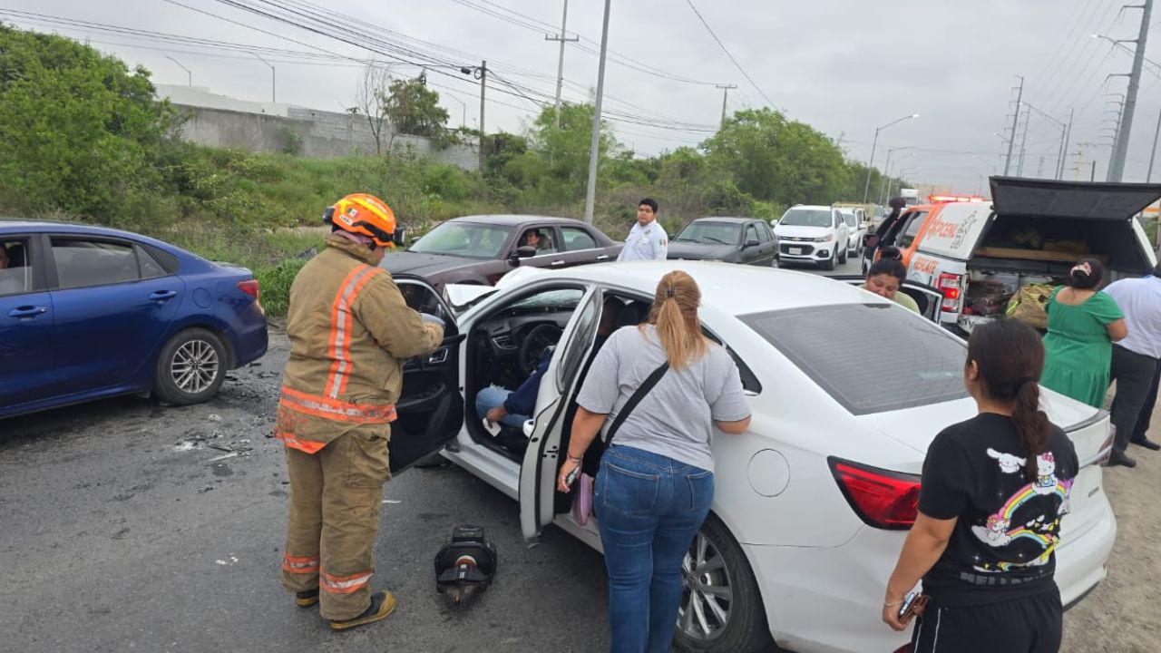 Choque entre auto y camión em Apodaca deja 4 heridos