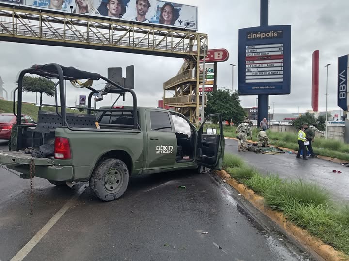 Choca camioneta del Ejército en Paseo de los leones; 4 militares heridos