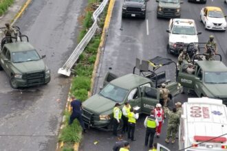 Choca camioneta del Ejército en Paseo de los leones; 4 militares heridos