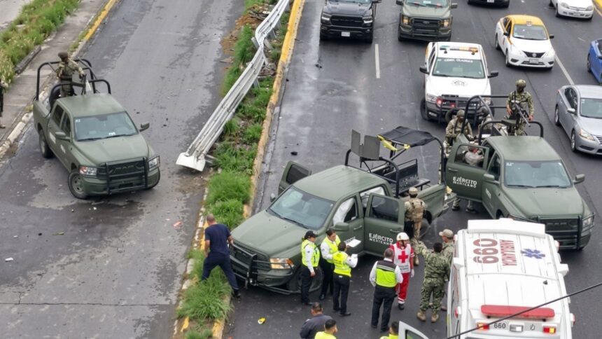 Choca camioneta del Ejército en Paseo de los leones; 4 militares heridos