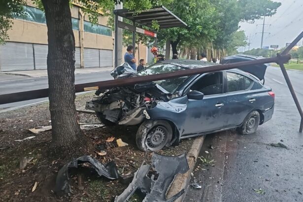 Conductor choca contra parada de camión en Monterrey