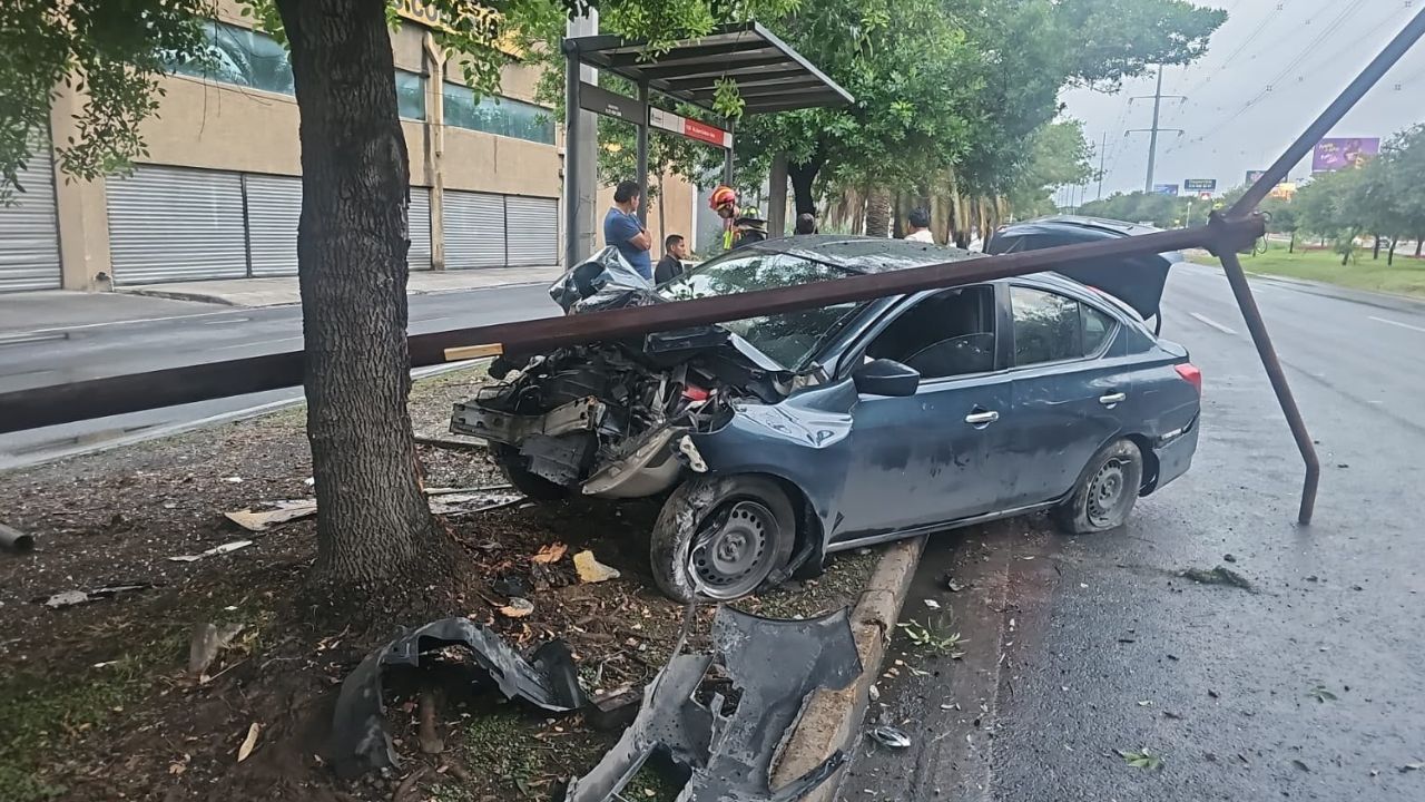 Conductor choca contra parada de camión en Monterrey