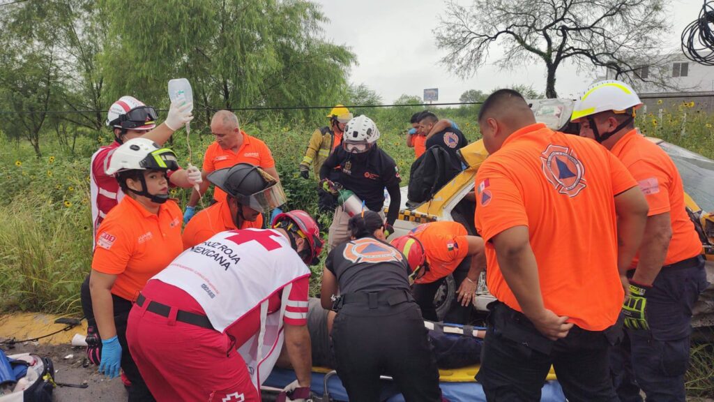 Taxi queda destrozado tras fuerte choque contra poste en Juárez