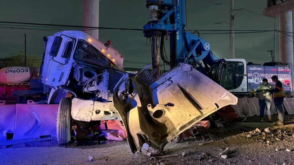 Tráiler queda destrozado tras chocar en obras del Metro