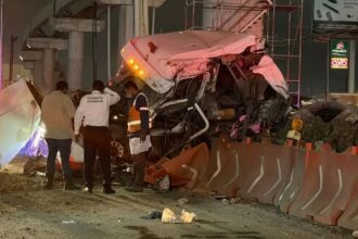 Tráiler queda destrozado tras chocar en obras del Metro