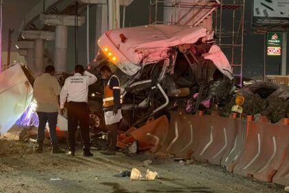 Tráiler queda destrozado tras chocar en obras del Metro
