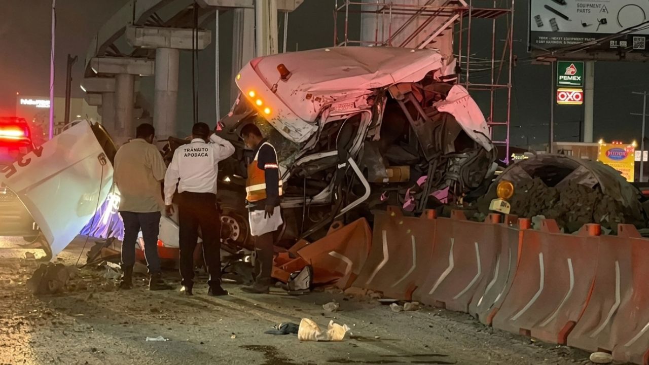 Tráiler queda destrozado tras chocar en obras del Metro