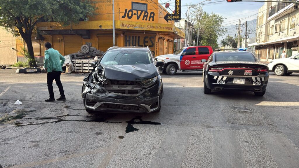 Choque con volcadura deja 2 heridos en Monterrey