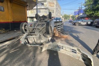 Choque con volcadura deja 2 heridos en Monterrey