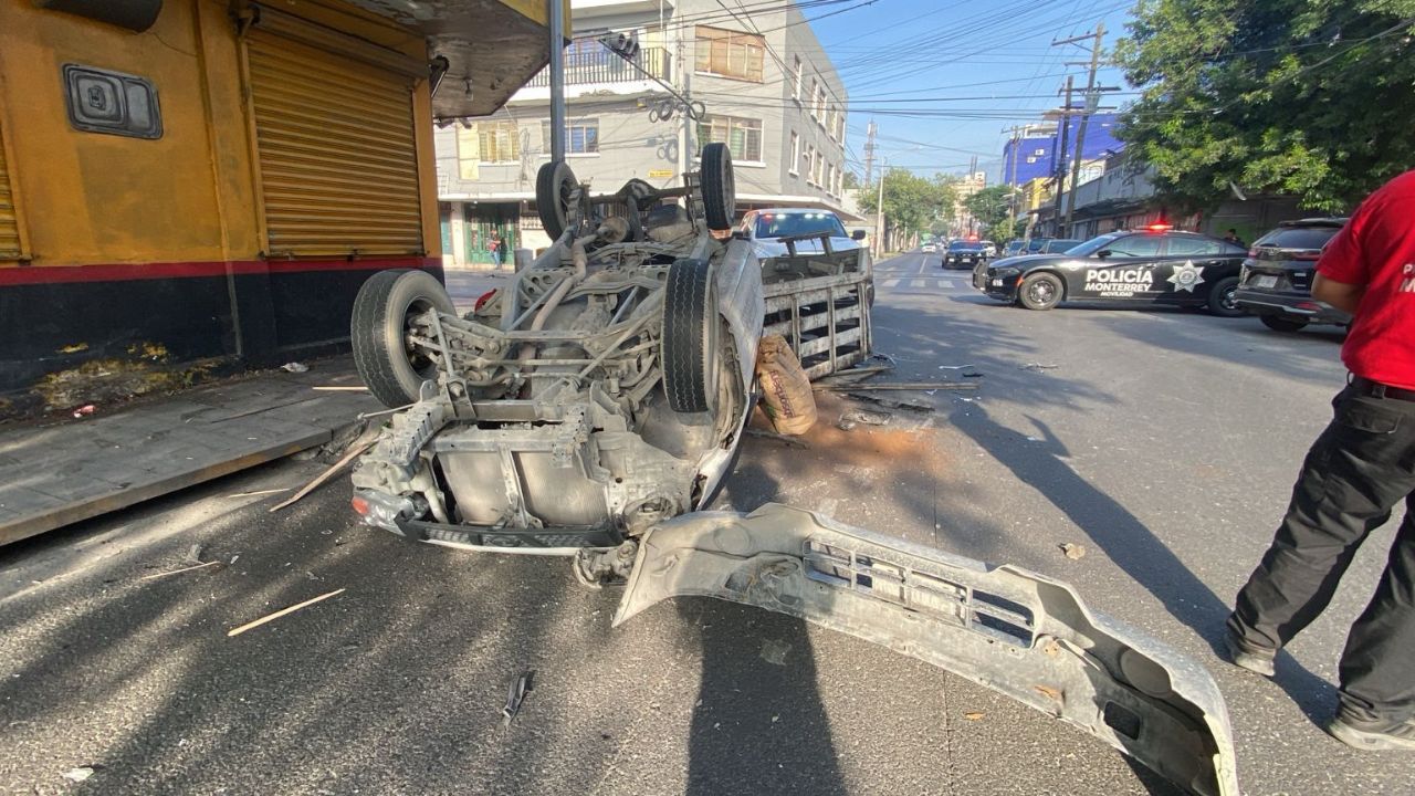 Choque con volcadura deja 2 heridos en Monterrey