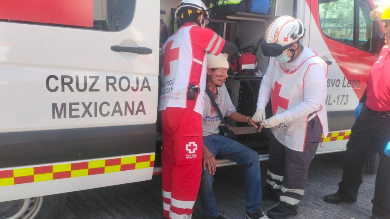 Ciclista es atropellado en pleno Centro de Monterrey