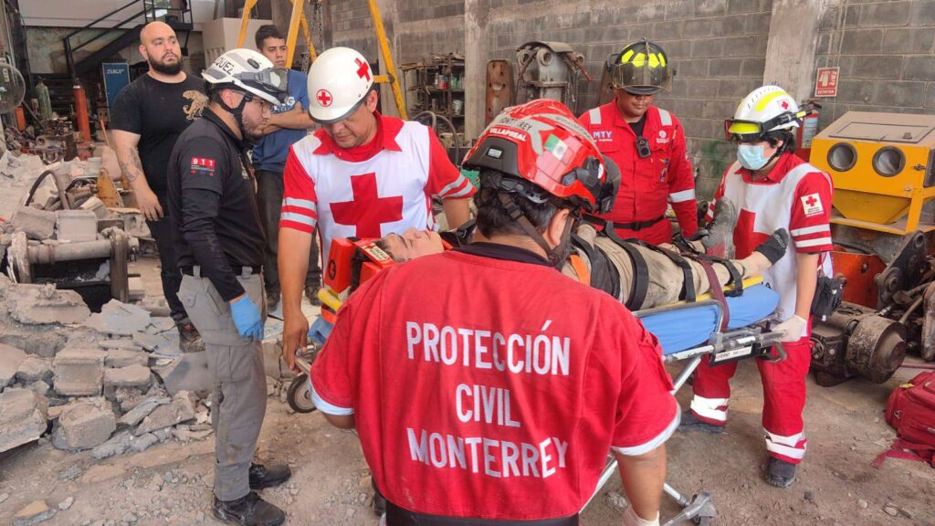 Colapsa barda en Monterrey y deja tres obreros heridos