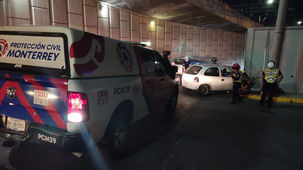 Chocan contra barda y abandonan auto en Monterrey