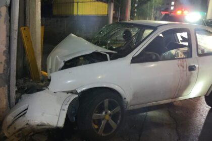 Chocan contra barda y abandonan auto en Monterrey