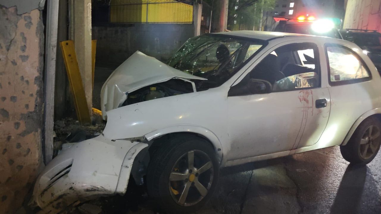 Chocan contra barda y abandonan auto en Monterrey