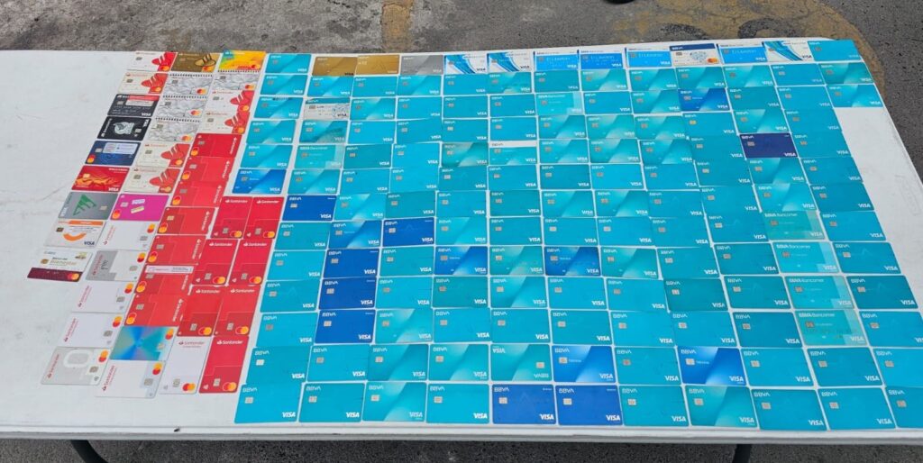 Detienen a hombre con 194 tarjetas bancarias en Monterrey