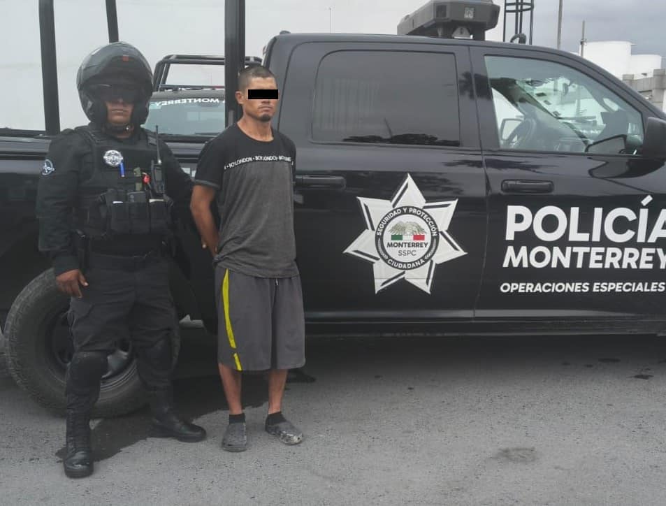 Detienen a hombre con 194 tarjetas bancarias en Monterrey