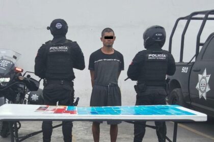 Detienen a hombre con 194 tarjetas bancarias en Monterrey