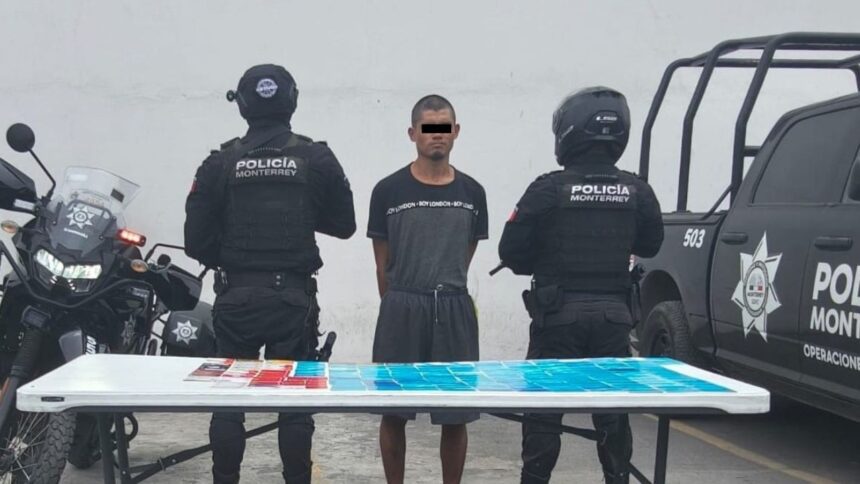 Detienen a hombre con 194 tarjetas bancarias en Monterrey