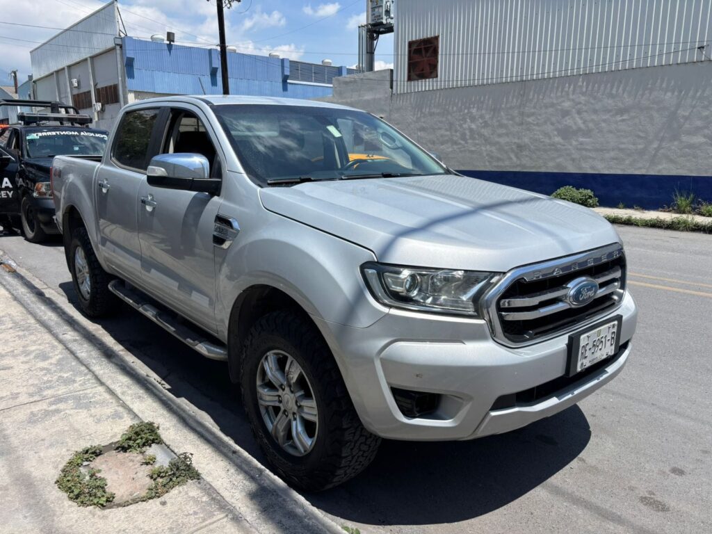 Detienen a hombre con camioneta robada en Monterrey