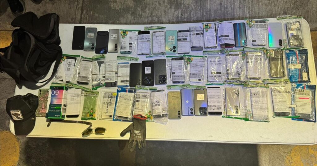 Detienen a joven tras robarse 47 celulares en Monterrey
