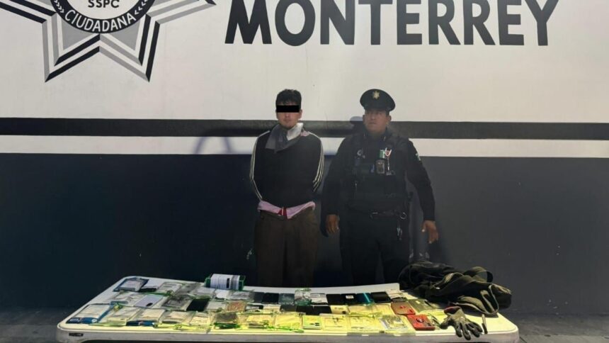 Detienen a joven tras robarse 47 celulares en Monterrey