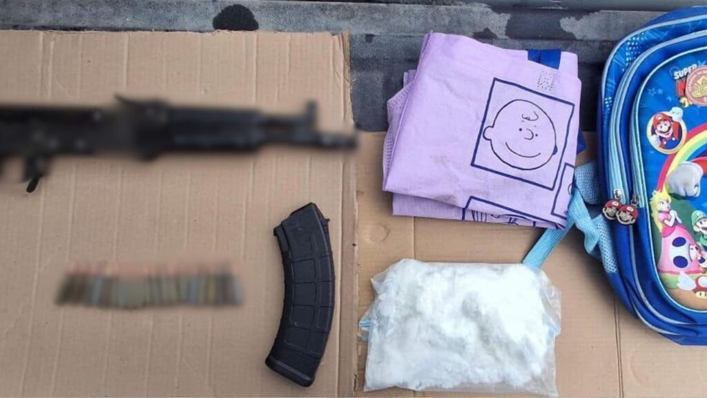 Detienen a dos hombre con droga y una arma larga en Juárez