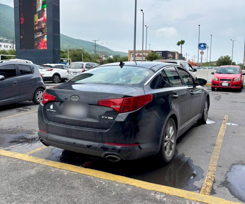 Detienen a padres por dejar a su hijo en auto en Guadalupe mientras trabajaban