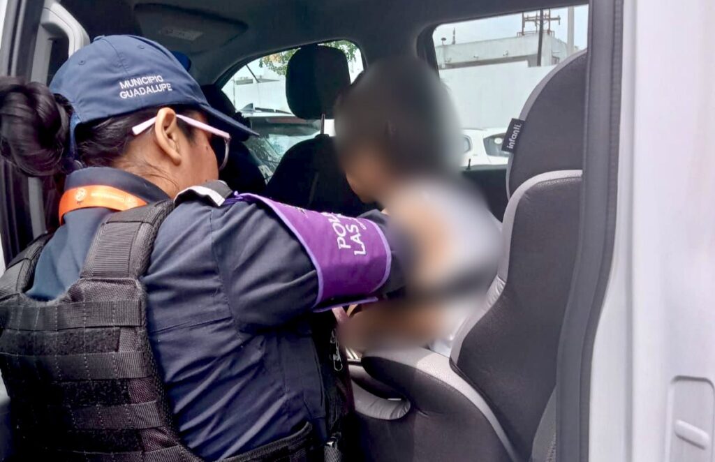 Detienen a padres por dejar a su hijo en auto en Guadalupe mientras trabajaban