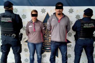 Detienen a padres por dejar a su hijo en auto en Guadalupe mientras trabajaban