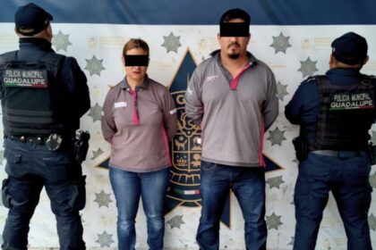Detienen a padres por dejar a su hijo en auto en Guadalupe mientras trabajaban